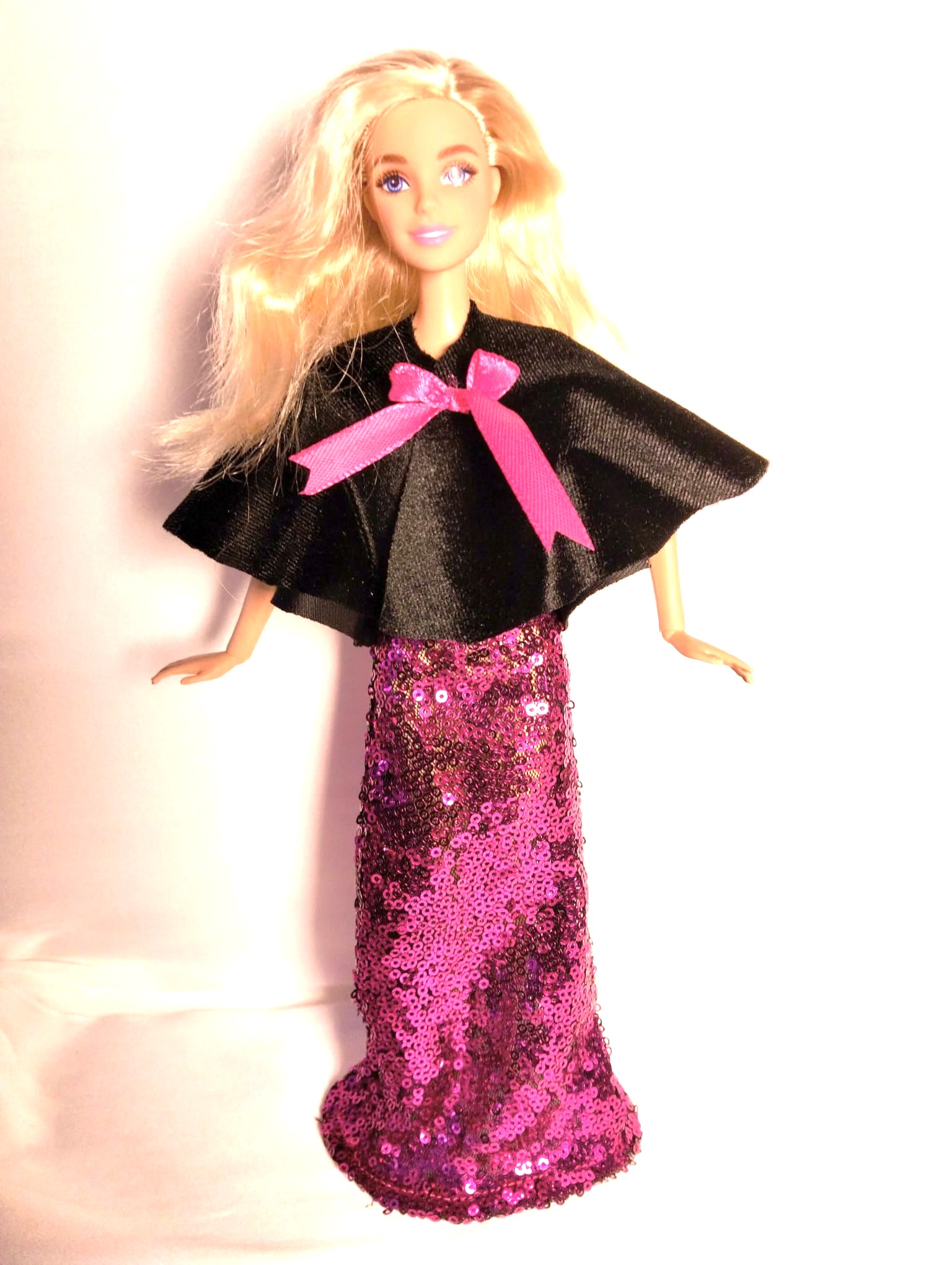 SİYAH PELERİNLİ PEMBE PAYETLİ UZUN STRAPLEZ ELBİSE