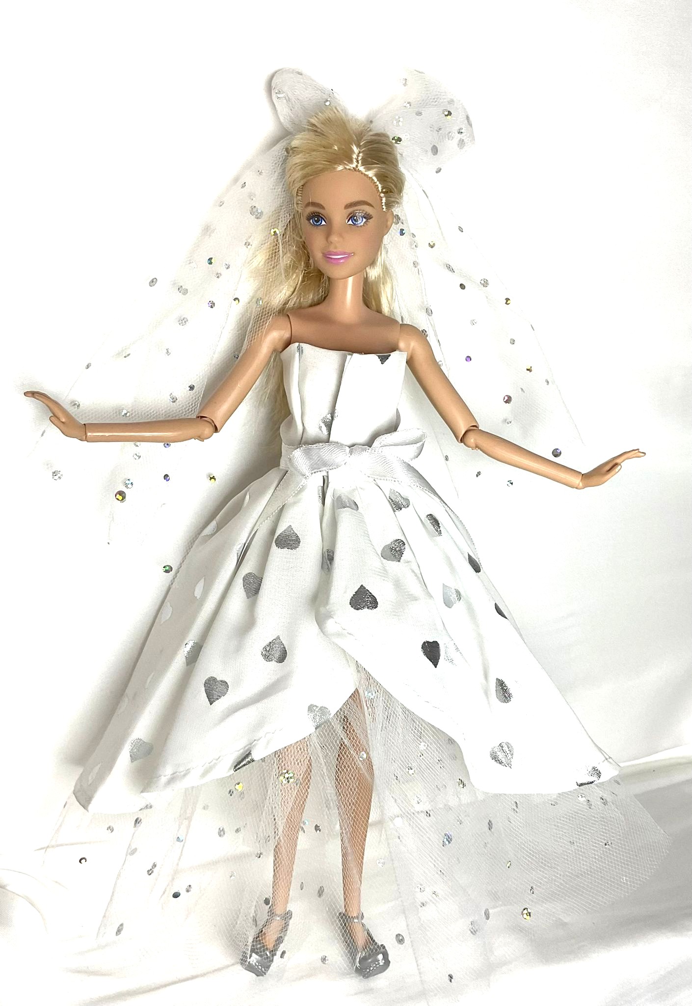 BEYAZ KALP DETAYLI , ALTI TÜLLÜ ÖNDEN AÇIK UZUN KABARIK OYUNCAK BEBEK ELBİSESİ